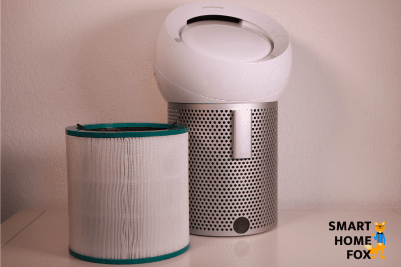 Der Kombifilter (Filtereinheit) des Dyson Pure Cool Me BP01 steht neben dem Luftreiniger auf einem Regal